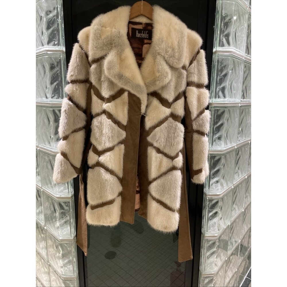 Luxurious Fur-Trimmed Coat - Picture 9 of 12